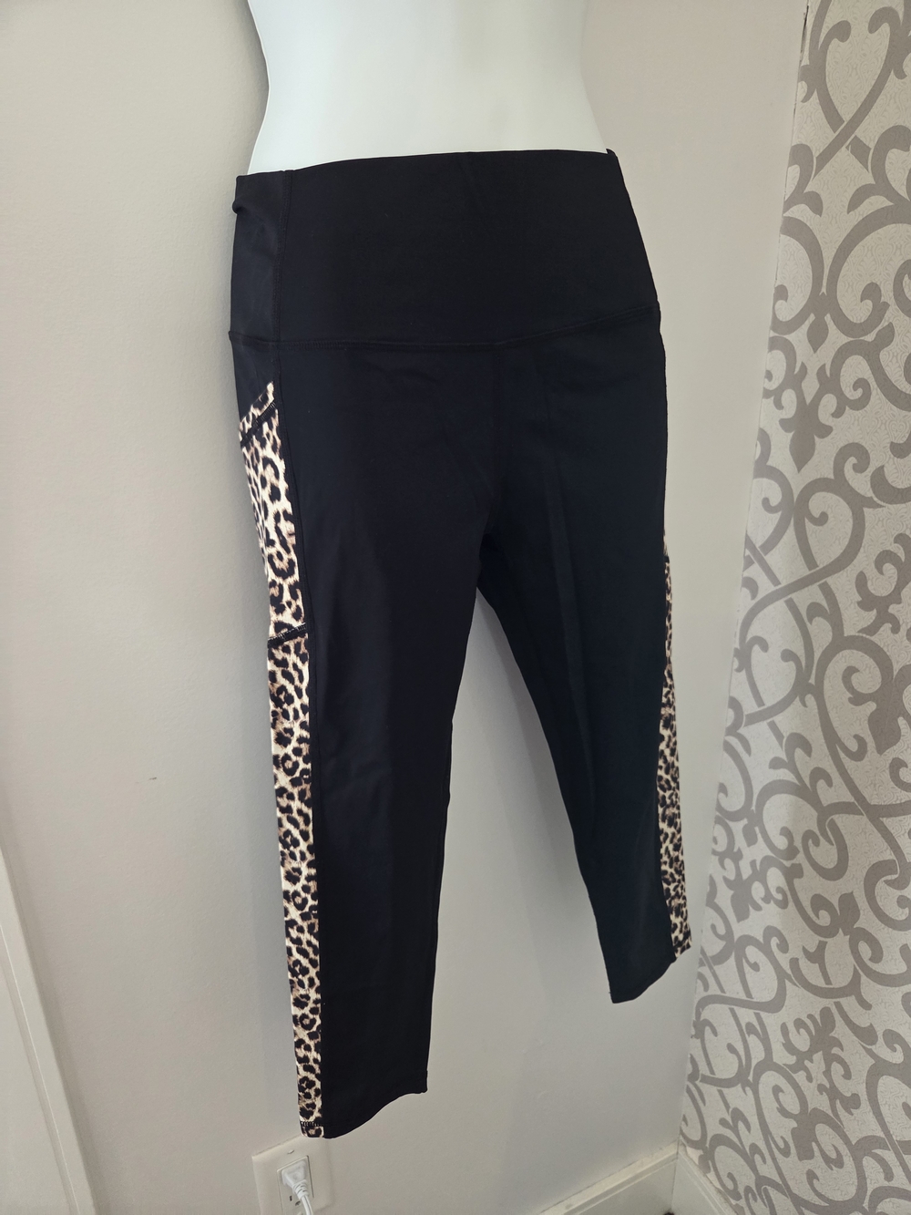ZYIA Black Capri Leggings with Leopard Side Panels 8-10